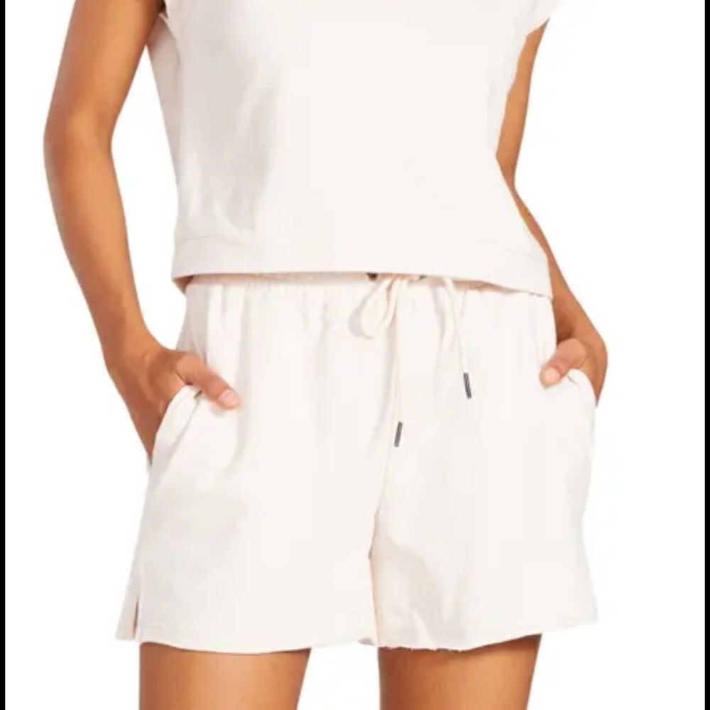 🆕 JACK BY BBDAKOTA WHITE SHORTS